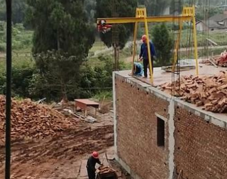 地面濕滑結冰時不能使用室外吊運機