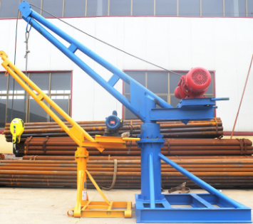 小型吊運機(jī)協(xié)助貨車司機(jī)吊運裝筐活魚